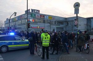 Rund 100 Menschen nahmen am Montag an der Aufstellung des dritten Geisterrades teil.