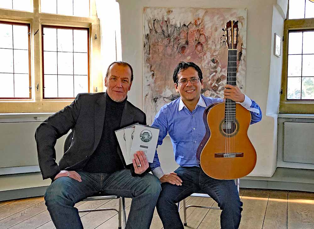Michael Batt, Leiter der Konzertreihe (links), mit dem peruanischen Gitarristen und Wahl-Dortmunder Juan Carlos Arancibia Navarro. Foto: Joachim vom Brocke