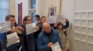 Protest von (Ex-)BewohnerInnen bei der Sitzung der Bezirksvertretung Innenstadt-West.