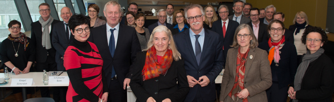 Isabel Pfeiffer-Poensgen, Ministerin für Kultur und Wissenschaft mit Jörg Stüdemann, Vorsitzender des Kulturausschusses und Dortmunds Kulturdezernent mit den Kulturdezernenten der Städte von NRW, Foto: Carmen Körner