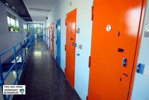 Die Justizvollzugsanstalt (JVA) ist Ort des Regelvollzugs für „normale“ Häftlinge, die zu zeitlich definierten Haftstrafen verurteilt wurden.