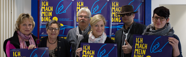 Spendenübergabe für Benefizkonzert "Ich mach mein Ding" mit Monika Dürger (Verantwortliche des ObdachlosenKaffee St. Reinoldi), Gerda Kieninger (Vorsitzende AWO Unterbezirk Dortmund), Georg Deventer (Vorsitzender Pro-Dortmund e.V.), Katrin Lauterborn (Geschäftführerin Gast-Haus e.V.), Daniel Fikus (Frontmann Udo Lindenberg Coverband "Panische Saiten"), Alexandra Gehrhardt (Redaktionsleiterin Bodo e.V.)