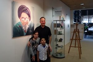 Maler Sultan Khailandish mit Kindern in der Artothek der Stadt- und Landesbibliothek Dortmund, Foto: Gerd Wüsthoff