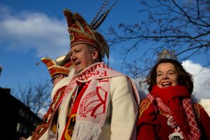 Dirk III. und Nadja I. auf ihrem Festwagen.