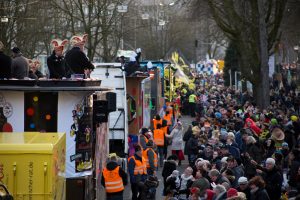 Beim Rosenmontagszug in Dortmund spielte sogar das Wetter mit. Foto: Carmen Körner