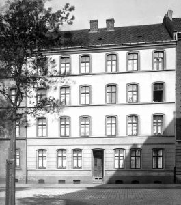 Das erste Haus von Spar und Bau wurde 1894 in der Langen Straße errichtet.