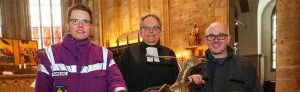 Sie gestalteten den Gottesdienst gemeinsam (v.l.): Notfallseelsorger Hendrik Münz, Pfarrer Hartmut Neumann und Feuerwehrchef Dirk Aschenbrenner. Foto: St. Schütze/KKDO