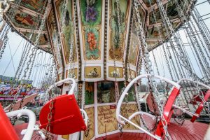 Der Aufbau der Osterkirmes in der Nordstadt läuft auf Hochtouren.