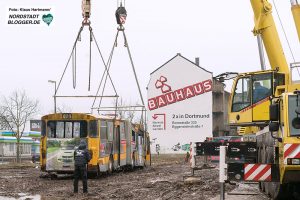 Bus wird am Junkyard über die Mauer gehoben