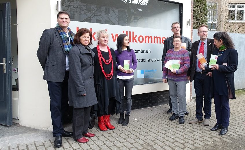 Sozialdezernentin Birgit Zörner, und das „lokal willkommen“ team vor der neuen Anlaufstelle in Dortmund Hörde