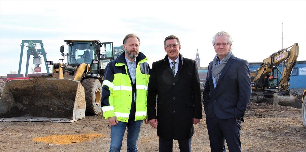 Foto Pascal Frai Thomas Leiding, Rhenus Geschäftsführung Region Rhein-Ruhr, Uwe Büscher, Vorstand Dortmunder Hafen AG, Stefan Balandies, Geschäftsführer Mimberg Spedition & Baustoffe GmbH & Co. KG.