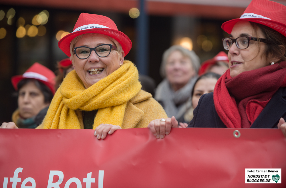 Justine Grollmann (CDU) demonstriert. "Gleiche Löhne für gleiche Arbeit" ist das Motto.