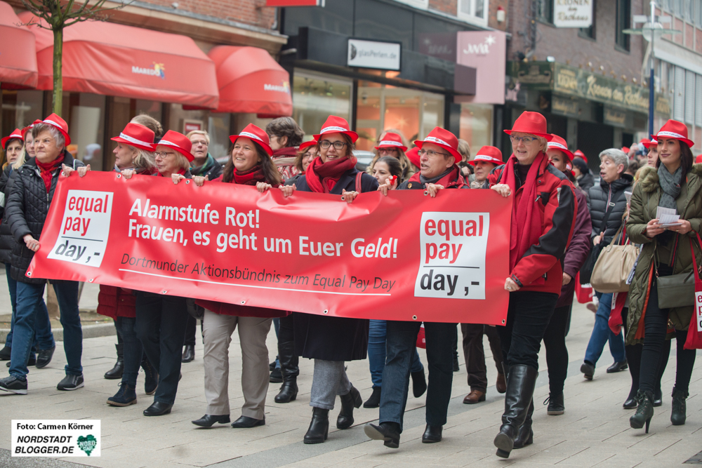 Der Equal-Pay Marsch durch die Stadt Dortmund erregt viel Aufsehen.