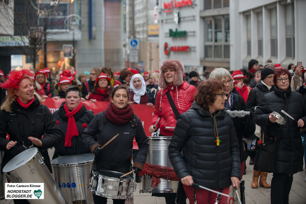 Die Frauen machen Lärm für ihre Rechte.