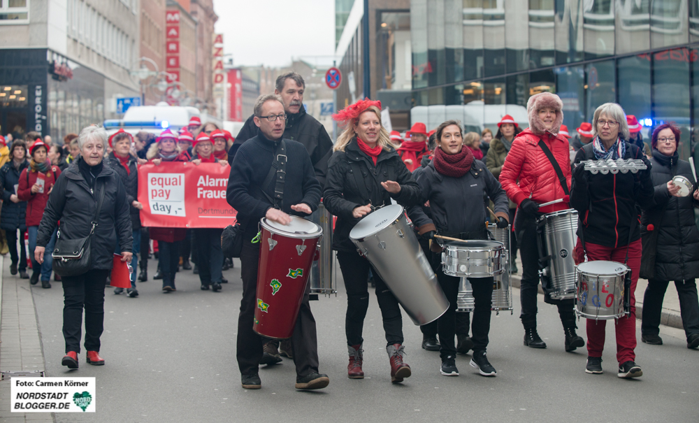 Der Equal-Pay Marsch durch die Stadt Dortmund erregt viel Aufsehen.