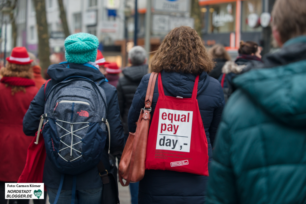 Am Anfang der Demonstration wurden Equal-Pay-Day-Beutel verteilt mit Flyern, um auch andere Frauen zu überzeugen.