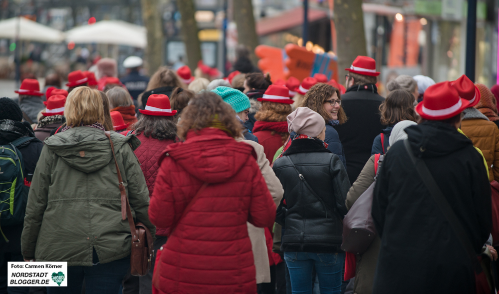 Equal-Pay-Marsch durch die Stadt Dortmund - in der Nähe der Reinoldikirche.