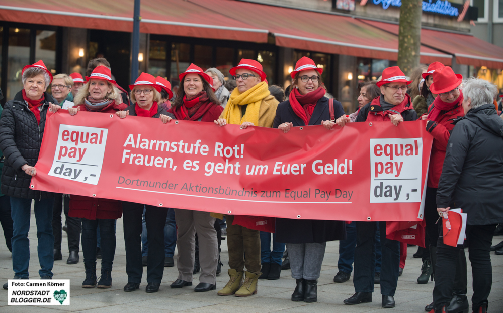 Equal-Pay-Marsch durch die Stadt Dortmund - in der Nähe der Reinoldikirche.