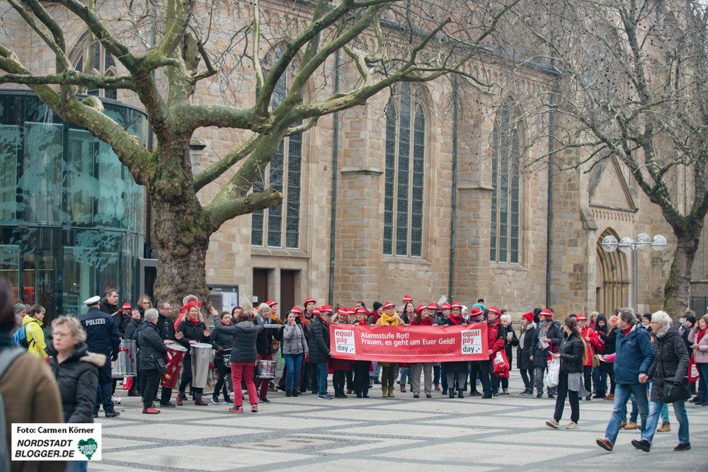 Equal-Pay-Marsch durch die Stadt Dortmund - in der Nähe der Reinoldikirche.