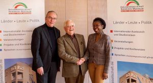 Nach 36 Jahren ehrenamtlicher Tätigkeit übergibt Dr. Klaus Gelmroth die Leitung der Deutsch-Afrikanischen Gesellschaft an Veye Tatah (Africa Positive e.V.). Auf dem Bild mit Klaus Wegener, Präsident der Auslandsgesellschaft (links) – Foto: Bastawros/ Auslandsgesellschaft