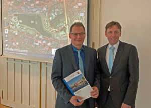 Präsentierten den Grundstücksmarktbericht: Christan Hecker und Ulf Meyer-Dietrich. Foto: Joachim vom Brocke