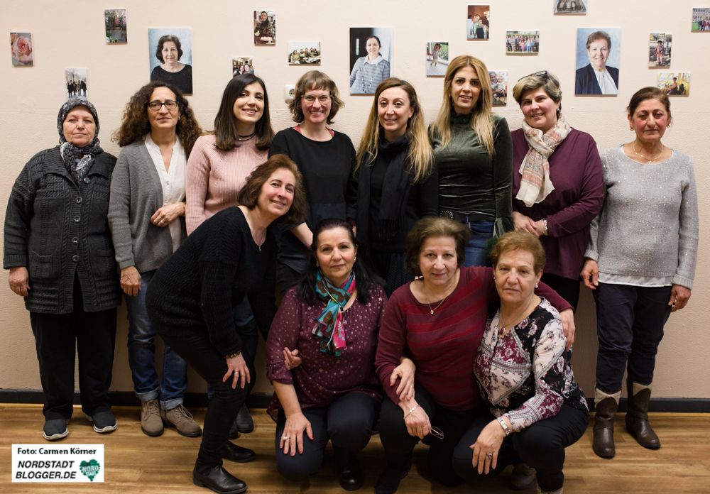 Die Fotografin Sabrina Richmann (1. Reihe, 4. von links) zusammen mit Projektleiterin Rojda Savas (1. Reihe, 5. von links) und Sevim Kosan als Unterstützerin des Projekts, zusammen mit den Teilnehmerinnen.