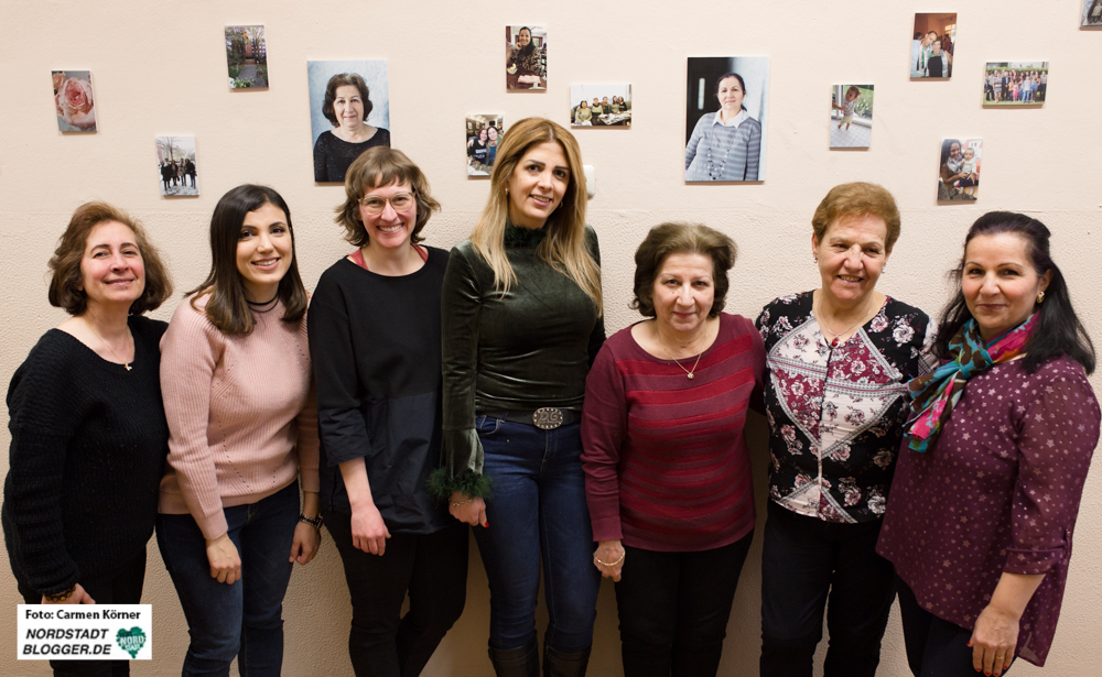 Die Teilnehmerinnen des Foto-Workshops zusammen mit Fotografin Sabrina Richmann (3. von links).