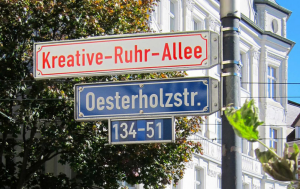 Hier geht's demnächst lang – Richtung künstlerisch ausgestalteter Gästewohnungen. Das Straßenschild am Borsigplatz stammt von dem Projekt „public residence: die chance“, 2015. Foto: Guido Meinke.