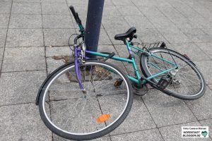 Herumliegendes Fahrrad auf dem Bahnhofsvorplatz.