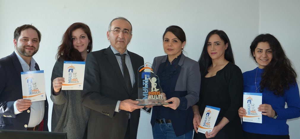 Freuen sich schon auf die Bewerbungen zum diesjährigen Multi-Kulti-Preis: Geschäftsführer Kenan Küçük (3.v.l.) und das Organisationsteam des Preises (v.l.n.r.: Madjid Daraie, Rabea Tutaş, Canan Çabuk, Canan Demirkol, Soudabeh Aziminejad)