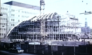 Neubau des Stadttheaters auf dem Platz der Alten Synagoge. Foto: Screenshot