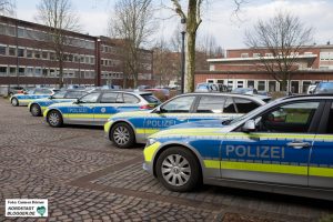 Polizeiwagen vor dem Dortmunder Polizeipräsidium.