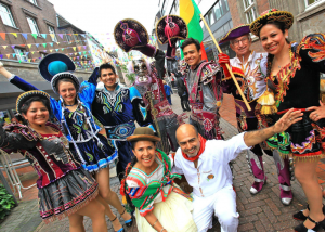 Die Gruppe amigos de bolivia tanzt den Tanz der Lammhüterinnen.