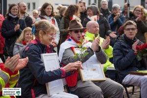 Rote Rosen für jede Frau der verdi-Demo in Dortmund am Weltfrauentag.