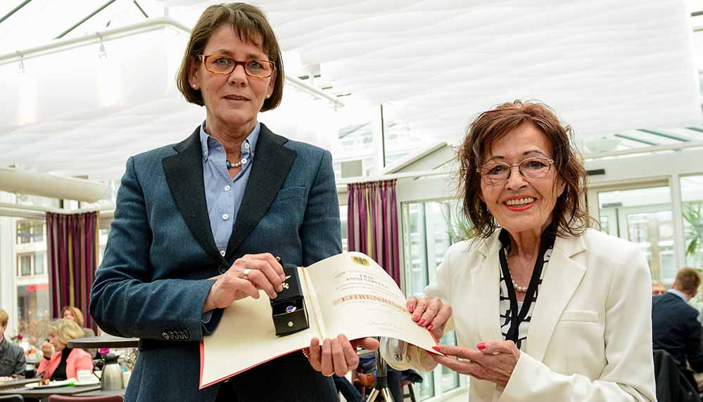 Bürgermeisterin Birgit Jörder überreichte den Ehrenring der Stadt an Anna Sarfeld. Foto: Roland Gorecki/ Stadt DO