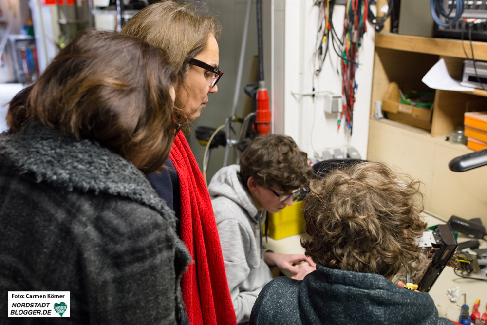 Nadja Lüders und Anja Butschkau schauen sich in der Produktionsschule in Dortmund um.