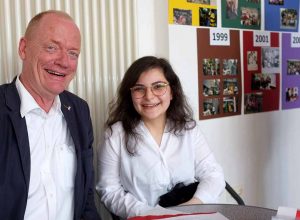 Frank Ortmann und Büsra Tok, die vor 20 Jahren als Kind ins Zwergenland ging und heute als Erzieherin im Mäusetal arbeitet.