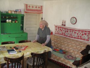 Ambulante Alten- und Behindertenhilfe in Rumänien - Eine 88jõhrige Bõuerin freut sich über den Besuch der Diakonieschwester FOTO Gerd Plobner
