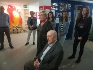 Bernadette und Laurie Larmer verfolgen bewegt die Erkklärungen der Ausstellung Weil Hannelore Jüdin war