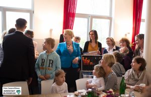 Bundesfamilienministerin Franziska Giffey übergibt einen "MINT"-Koffer an das Mütterzentrum in Dortmund Dorstfeld.