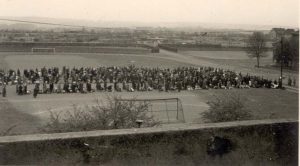 Sammlung der zu Deportierenden auf dem Eintracht-Sportplatz, heute Ruhrallee. Foto: Stadtarchiv Dortmund