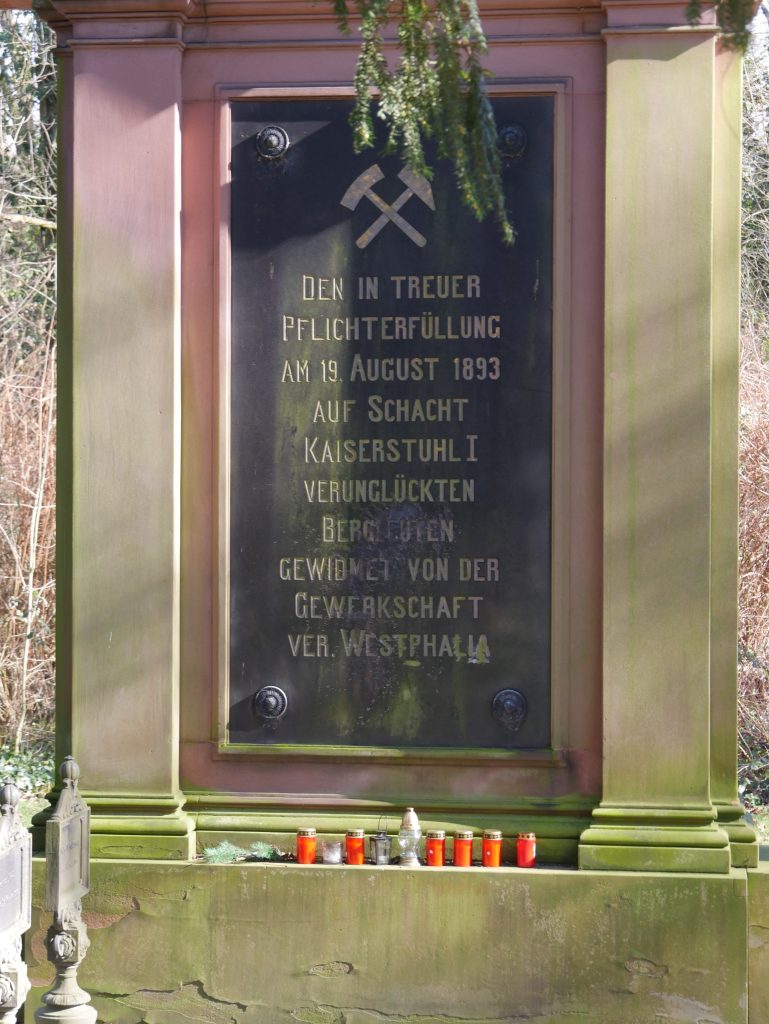 Inschriftentafel am Gedenkstein des Massengrabs auf dem Ostfriedhof, heutiger Zustand. Foto: Klaus Winter