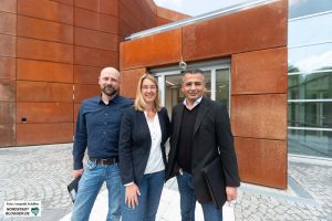 Thorsten Glorik, Elke Möllmann und Ahmet Gönen vor dem Haupteingang des Museums für Naturkunde.