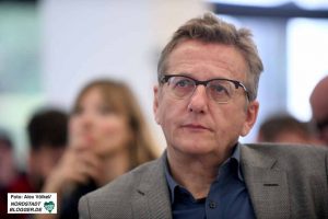 Kann auch zuhören: Dietmar Köster auf dem Unterbezirksparteitag der SPD in Hacheney.