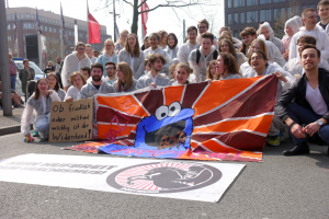 Junge Grüne zeigen Flagge, ohne den Frohsinn zu verlieren.