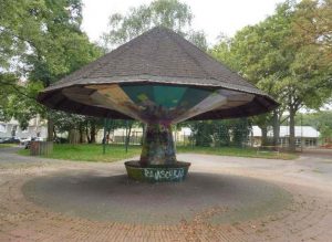 Stollenpark mit „Pilz“ und Jugendfreizeitstätte im Hintergrund Foto: Stadt Dortmund, Amt für Wohnen und Stadterneuerung