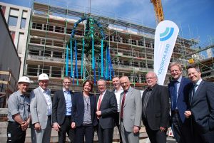 Beim Richtfest waren unter anderem Dietmar Bläsing (5.v.l.), Heike Bähner (4.v.l.), Dr. Gerrit Böhm (3.v.l.), Axel Rainer Hoffmann (r), Rainer Isringhaus (4.v.l.) und Bezirksbürgermeister Ralf Stoltze (2.v.r.) anwesend. Foto: Volkswohl Bund