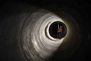 Die Abschlussarbeiten am Abwasserkanal laufen. Im Herbst wird geflutet. Foto: Rupert Oberhäuser/ EGLV