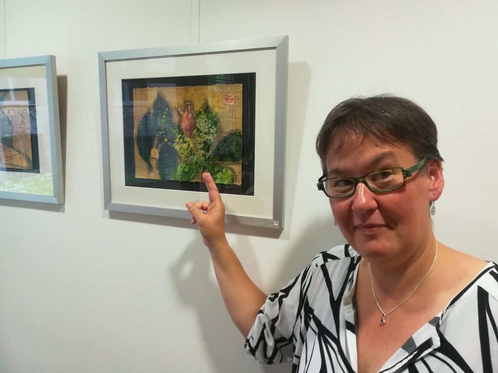 Alexandra Wagner mit einem Bild aus Romeo und Julia, die Gartenszene