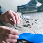 Für den perfekten Schuss sind neben der Waffe auch Hilfsmittel wie diese Zielhilfe im Einsatz.